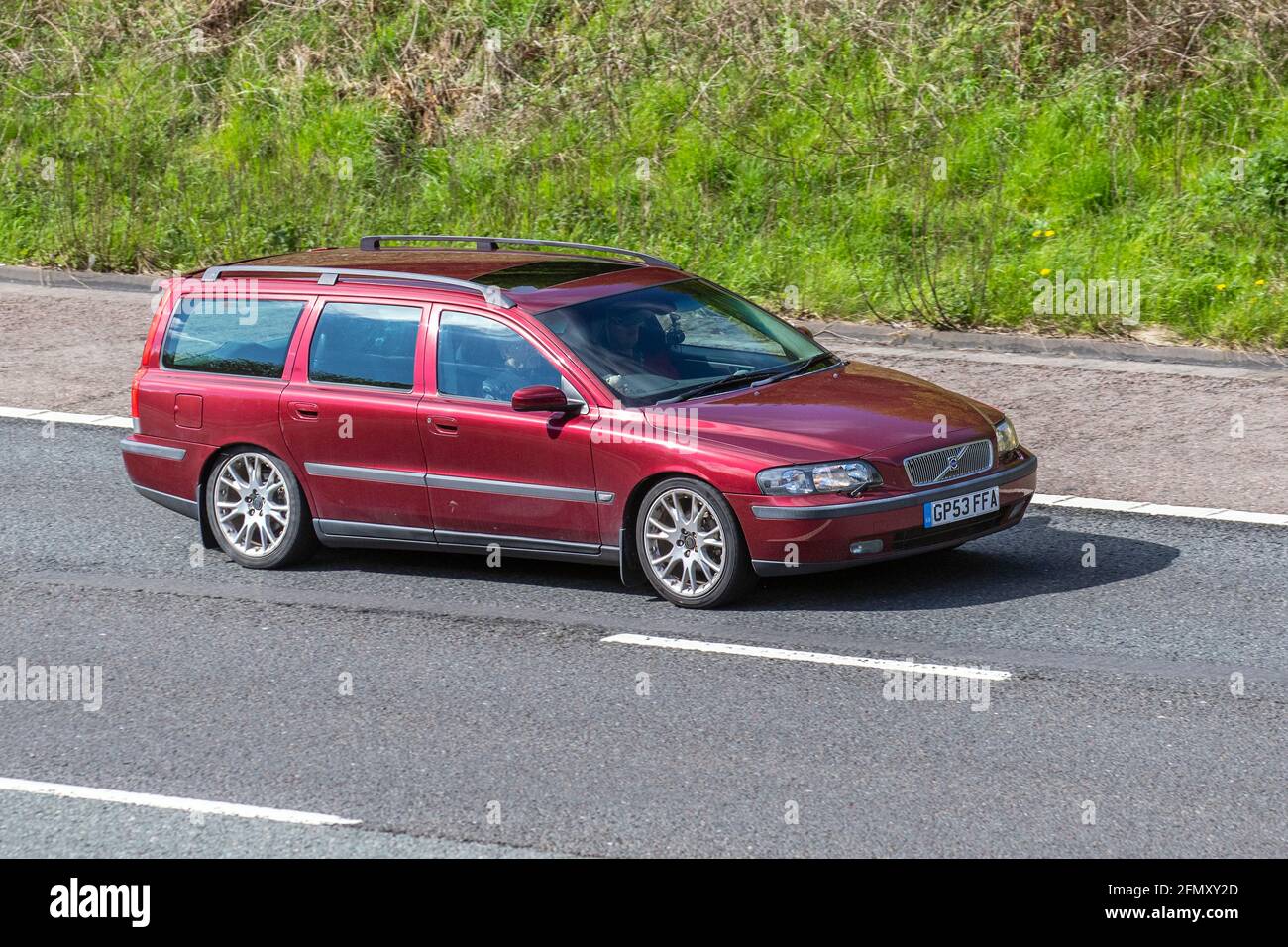 2004 roter Volvo V70 D5 se Kombi; Fahrzeugverkehr, bewegliche Fahrzeuge, Autos, Fahrzeug fahren auf britischen Straßen, Motoren, Fahren auf der Autobahn M6, britisches Straßennetz. Stockfoto