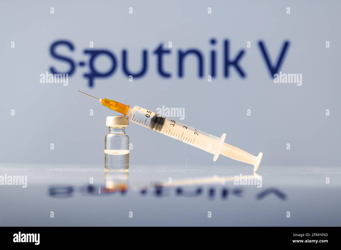 Sputnik V Coronavirus Impfstoffflasche und Spritze mit Logo als Hintergrund. LJUBLJANA, SLOWENIEN: 25. März 2021 Stockfoto