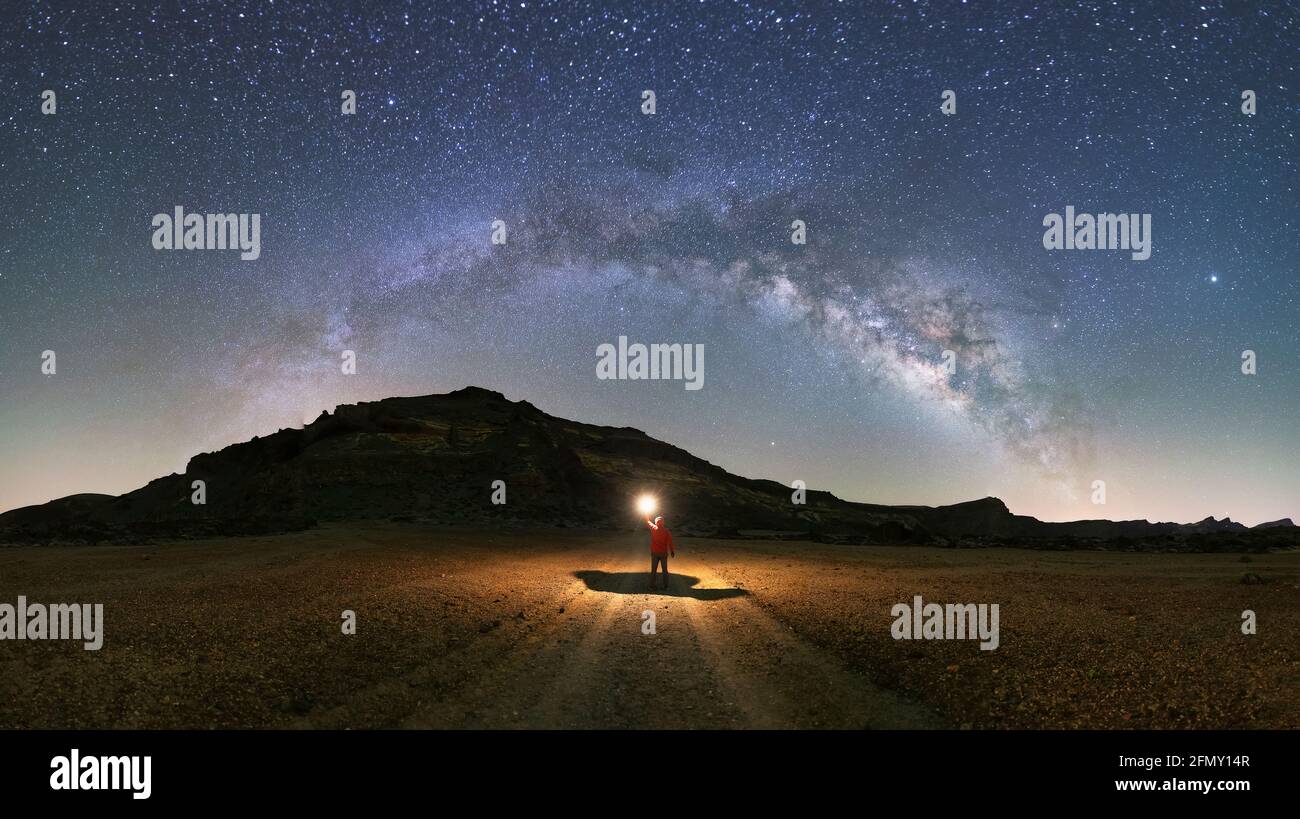 Carlos' sternenklare Bilder gefallen ihrem Foto im Durchschnitt 1,000. SPANIEN: DIESER MANN sieht aus, als würde er durch eine magische Traumwelt in diesem dramatischen Sternenhimmel reisen Stockfoto