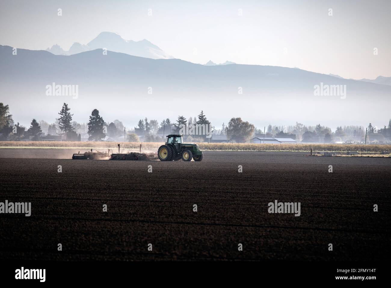 WA20192-00....WASHINGTON - Traktor pflügt ein Feld im Skagit Valley. Stockfoto