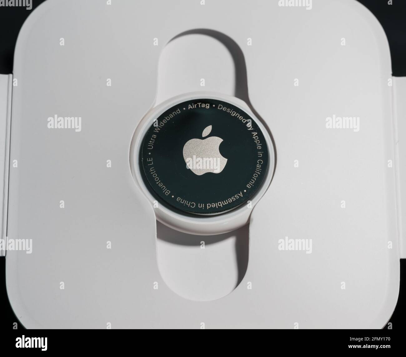Morgantown, WV - 12. Mai 2021: Apple AirTag-Gerät in Verpackung in Nahaufnahme Stockfoto