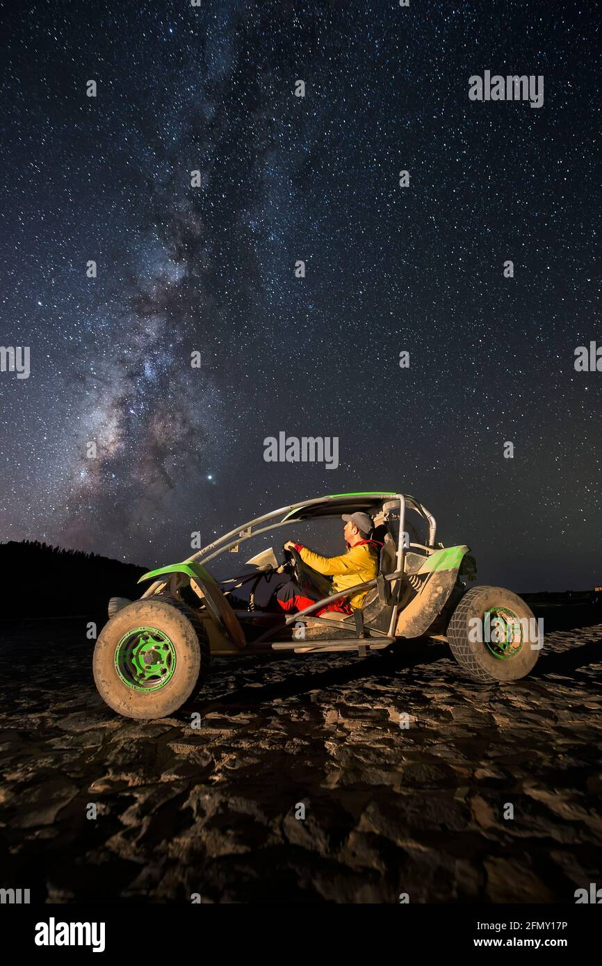 Admin-Mitarbeiter bei Tag, Star Explorer bei Nacht. Carlos kommt in einem Buggy herum, um das bestmögliche Bild zu finden. SPANIEN: DIESER MANN sieht aus, als würde er reisen Stockfoto