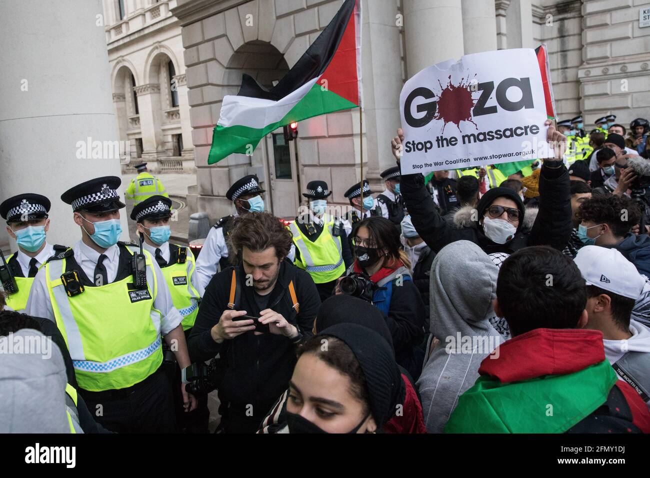 London, Großbritannien. Mai 2021. Tausende von Menschen nehmen an einem von der palästinensischen Solidaritätskampagne, den Freunden von Al Aqsa, der Stoppt die Kriegskoalition und dem palästinensischen Forum in Großbritannien organisierten Notprotest zur Solidarität mit dem palästinensischen Volk vor der Downing Street Teil. Die Kundgebung fand aus Protest gegen israelische Luftangriffe auf Gaza, die Entsendung israelischer Truppen gegen Gläubige in der Al-Aqsa Moschee während des Ramadan und Versuche statt, palästinensische Familien aus dem Stadtteil Sheikh Jarrah in Ostjerusalem gewaltsam zu verdrängt. Kredit: Mark Kerrison/Alamy Live Nachrichten Stockfoto