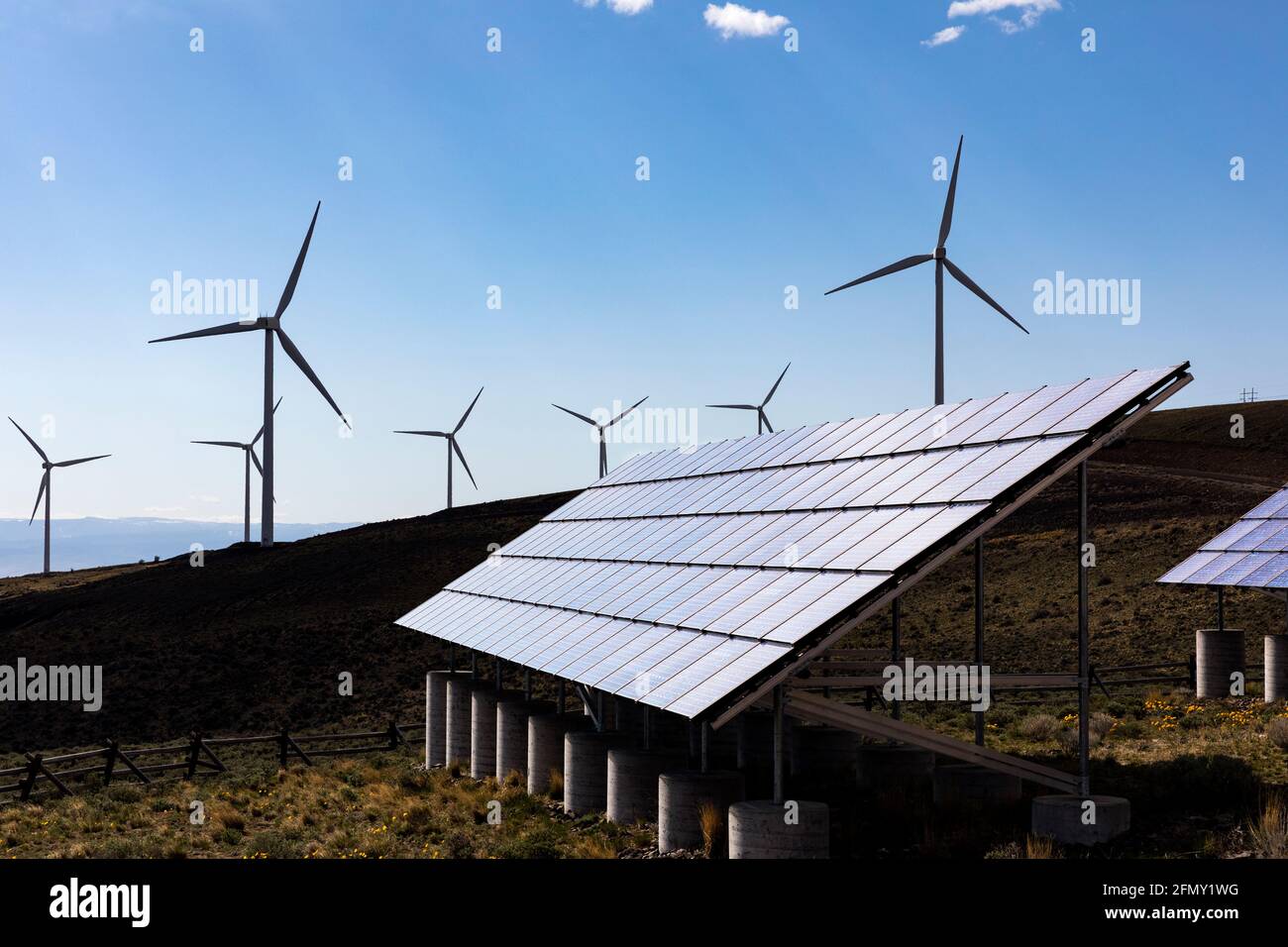 WA20215-00....WASHINGTON - Wild Horse Windpark und Sonnenkollektoren für erneuerbare Energien, betrieben von Puget Sound Energy in der Nähe von Ellensburg. Stockfoto