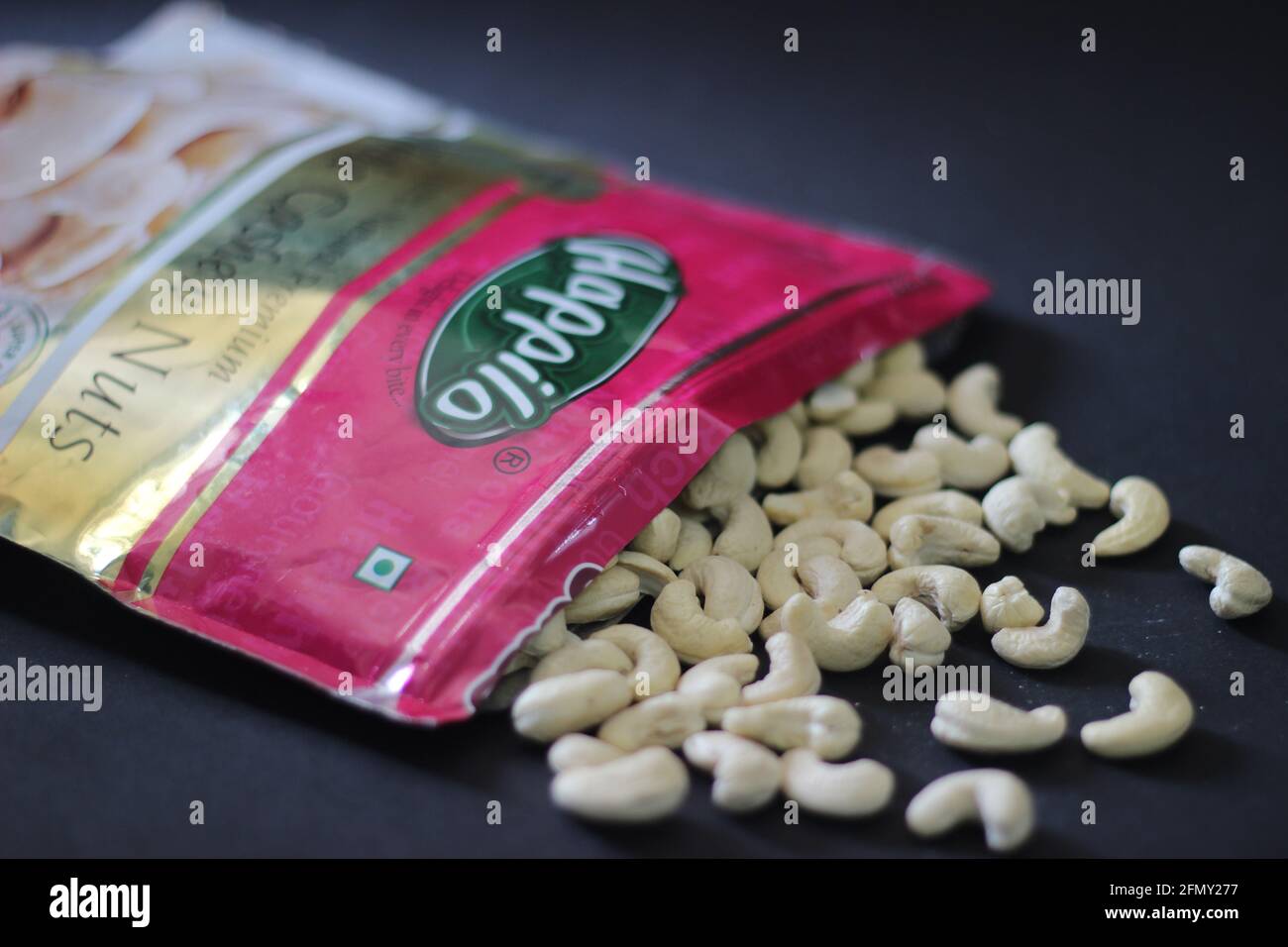 Mumbai, Maharashtra, Indien, April 24 2021: Bereit, ganze Cashewnüsse in einer farbenfrohen Verpackung zu essen von Happilo aus Indien Stockfoto