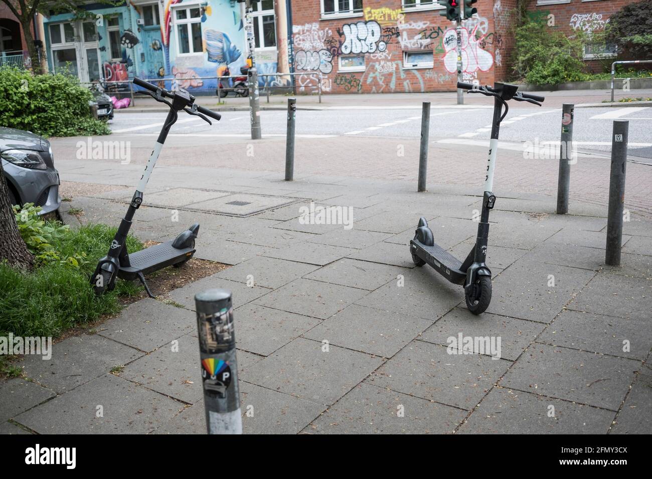 Ärgerlich: Auf Fußweg abgestufte E-Scooter. Stockfoto