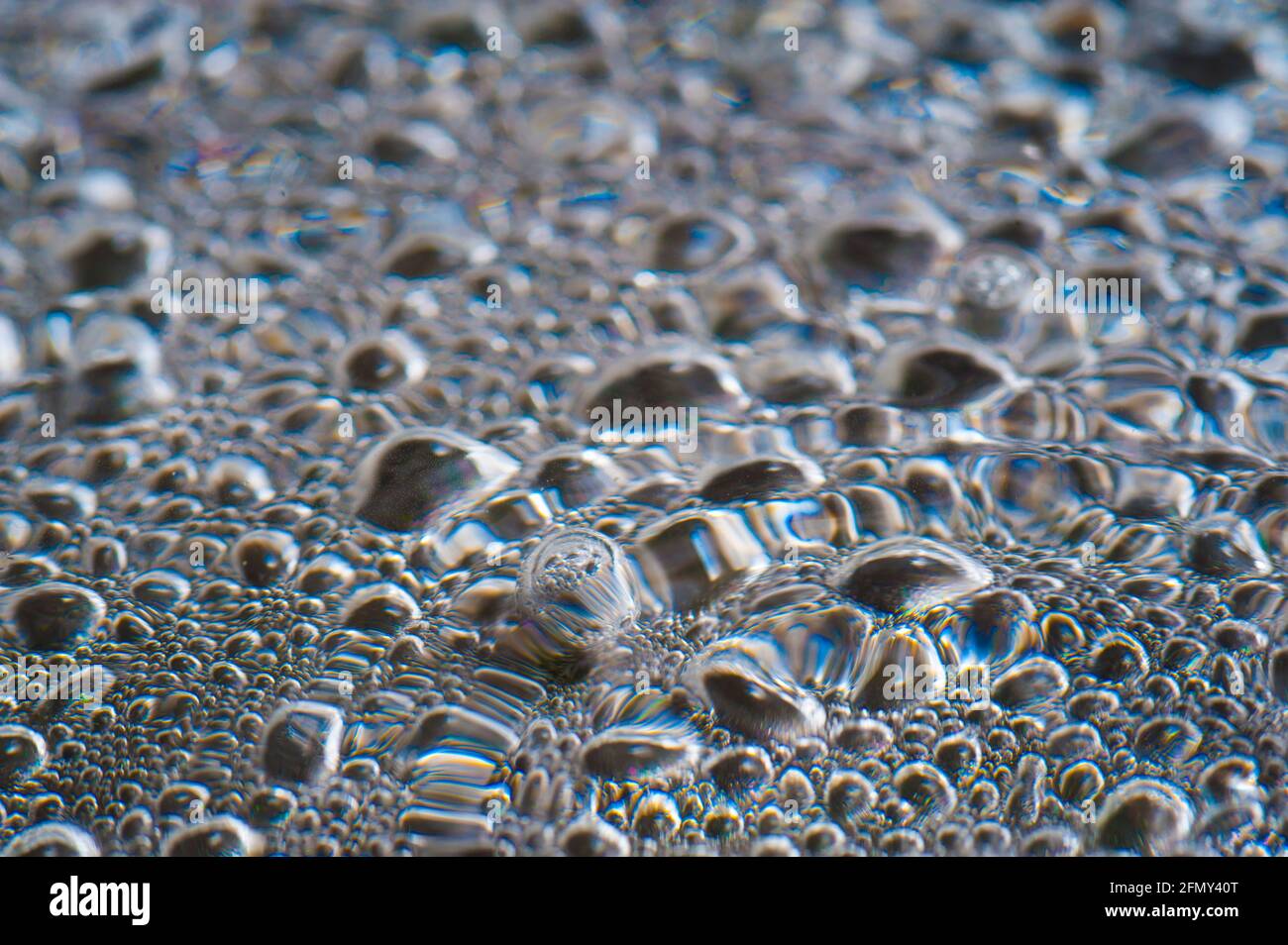 Aufsteigende Luftblasen von kochendem Wasser Stockfoto