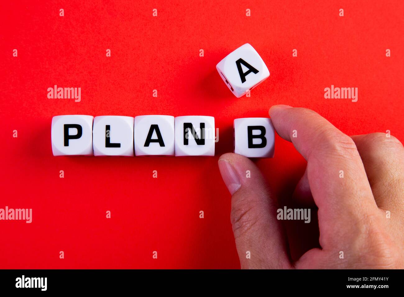 Auswahl von Plan A oder Plan B. Geschäftsstrategie, Hand wählen Plan b Stockfoto