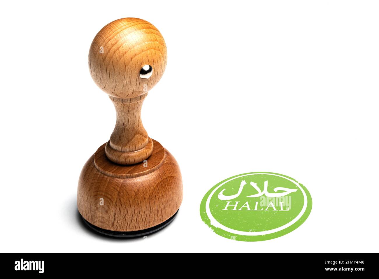 HALAL-Stempel aus Holz und Aufdruck mit Wort Halal in arabisch isoliert auf weißem Hintergrund Stockfoto