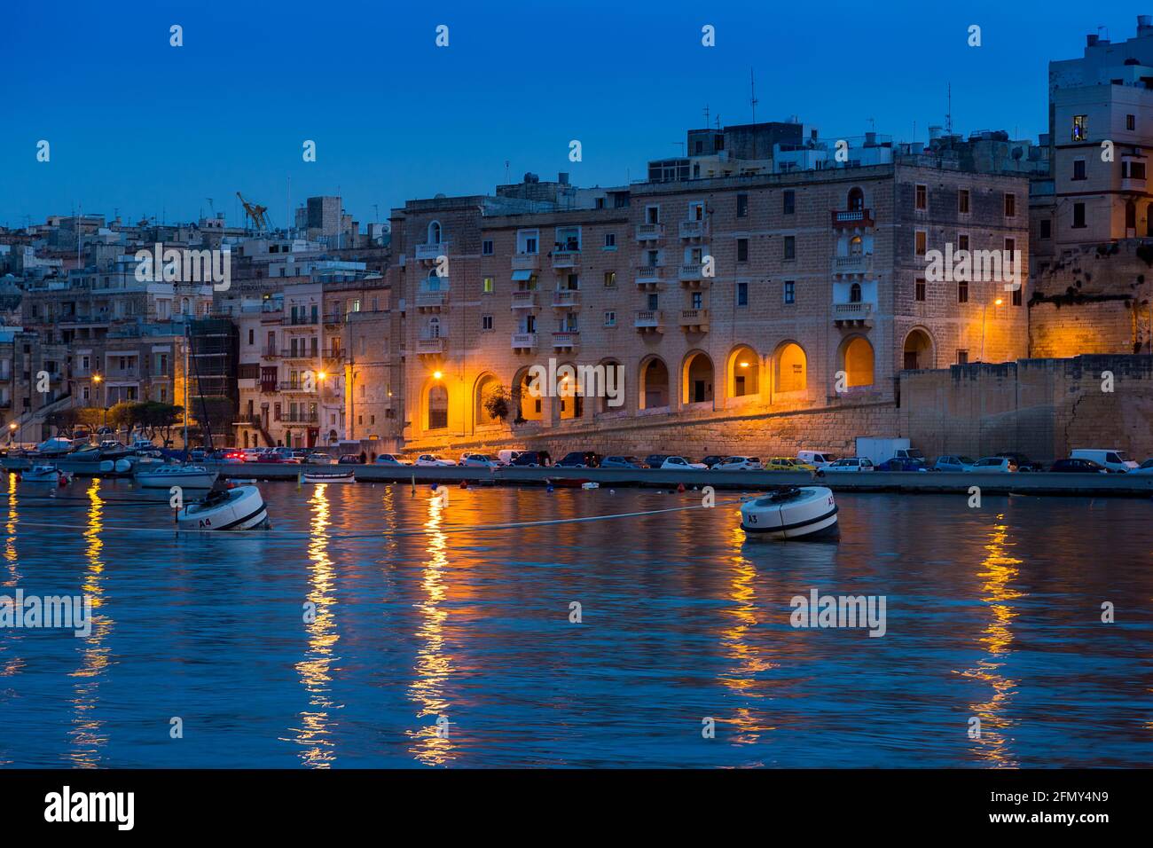 Befestigte Stadt Birgu aka Vittoriosa, Malta, in der Dämmerung Stockfoto