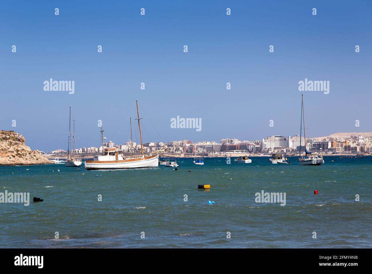 Die Boote vertäuten in der Bucht von Tal Blata, Malta Stockfoto