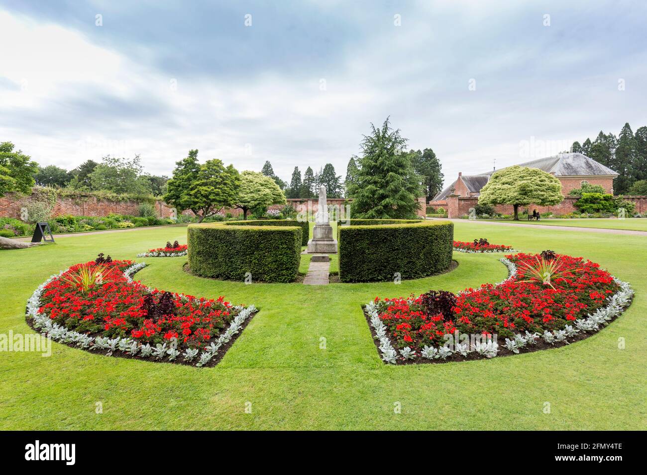 Formelle Blumenbeete im Garten, Tredegar House, Newport, Wales, Großbritannien Stockfoto