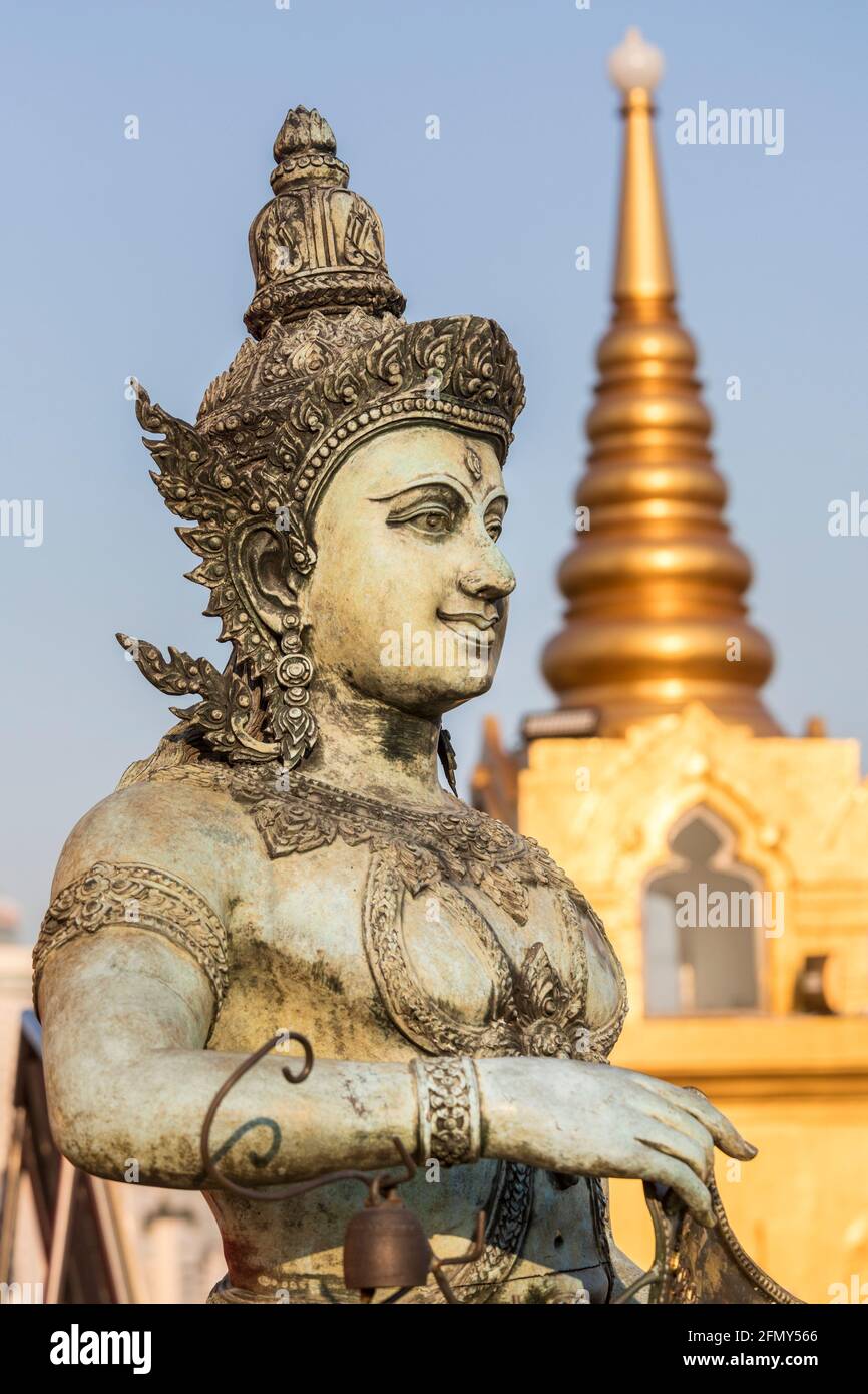 Statue auf dem Dach von Wat Saket, Golden Mountain, Srakesa Tempel, Bangkok, Thailand Stockfoto