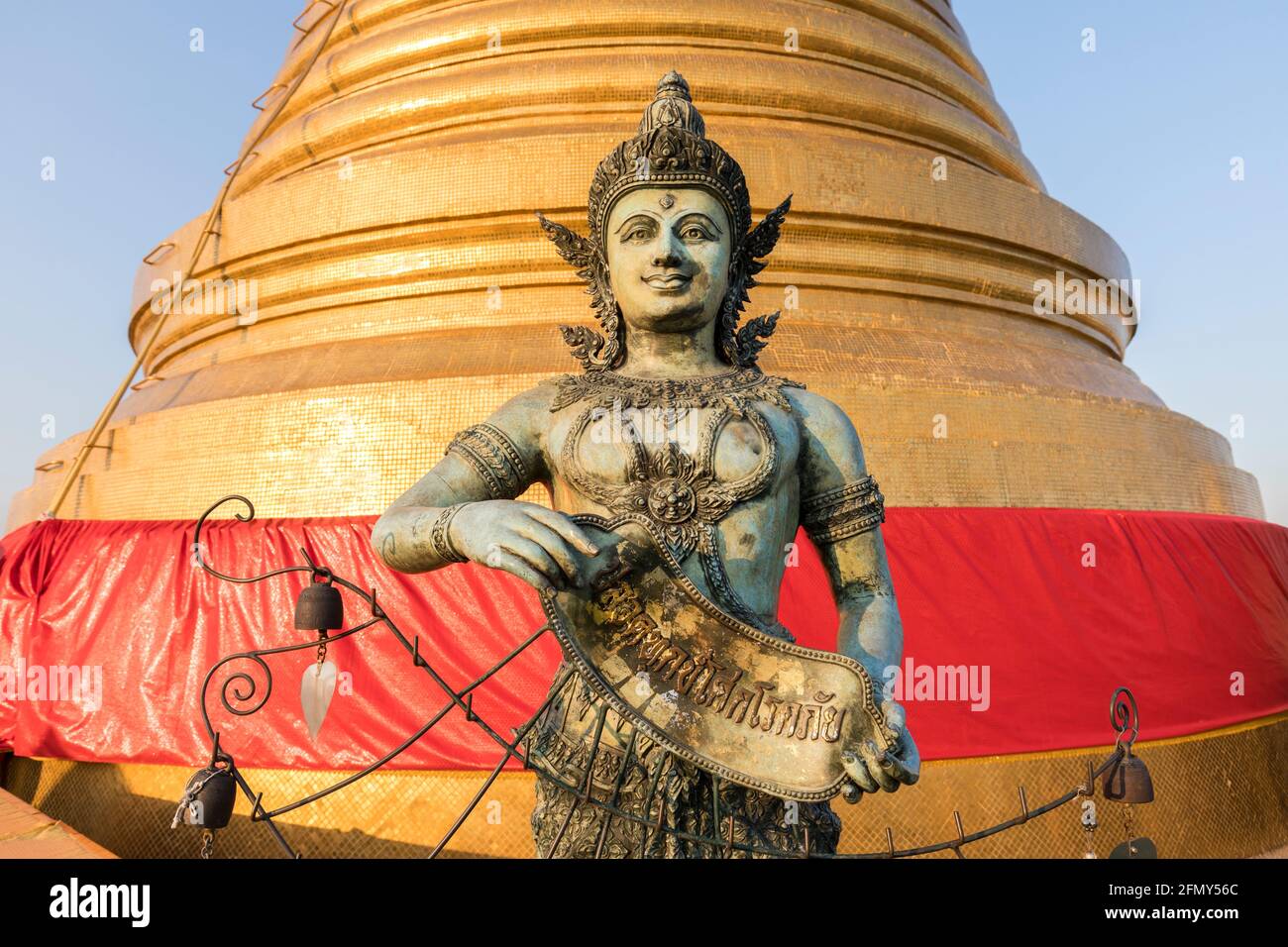 Statue auf dem Dach von Wat Saket, Golden Mountain, Srakesa Tempel, Bangkok, Thailand Stockfoto