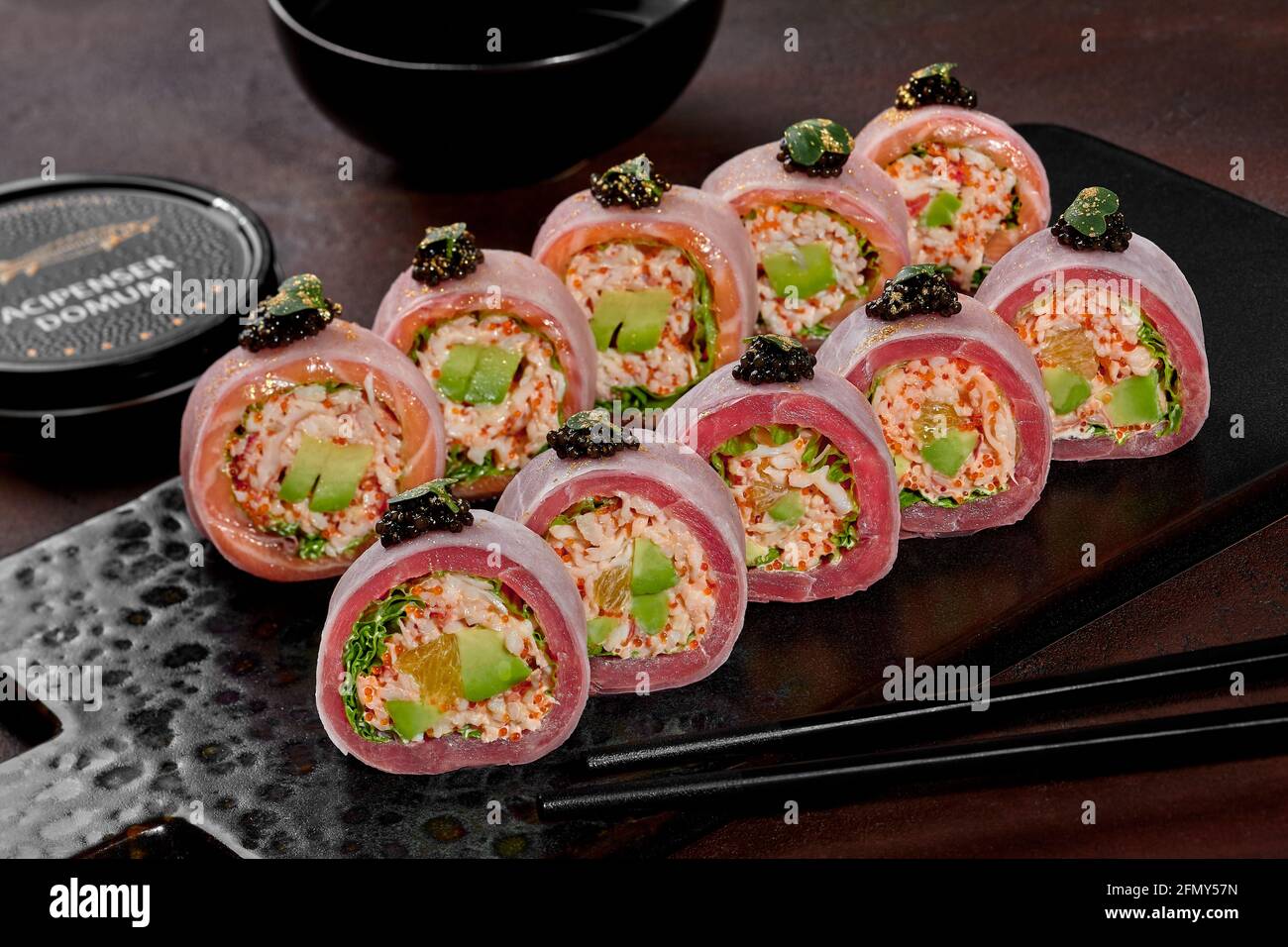 Brötchen mit Lachs und Thunfisch in mamenori mit Kaviar Stockfoto