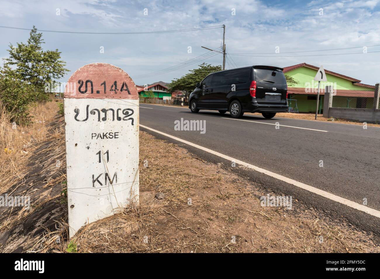 Wegmarkierung auf Schnellstraße nach Pakse, Champasak, Laos Stockfoto