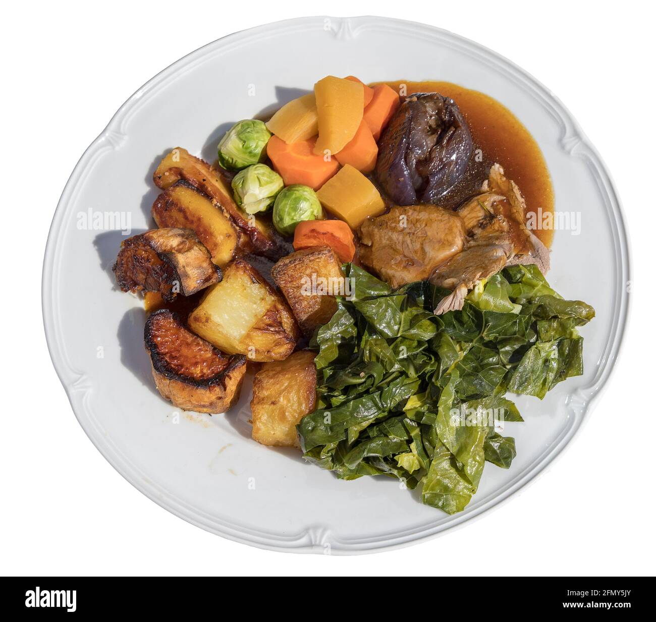 Abendessen mit Lammbraten mit Karotten, Bratkartoffeln, rosenkohl, gebratenen Zwiebeln, Kohl und Soße Stockfoto