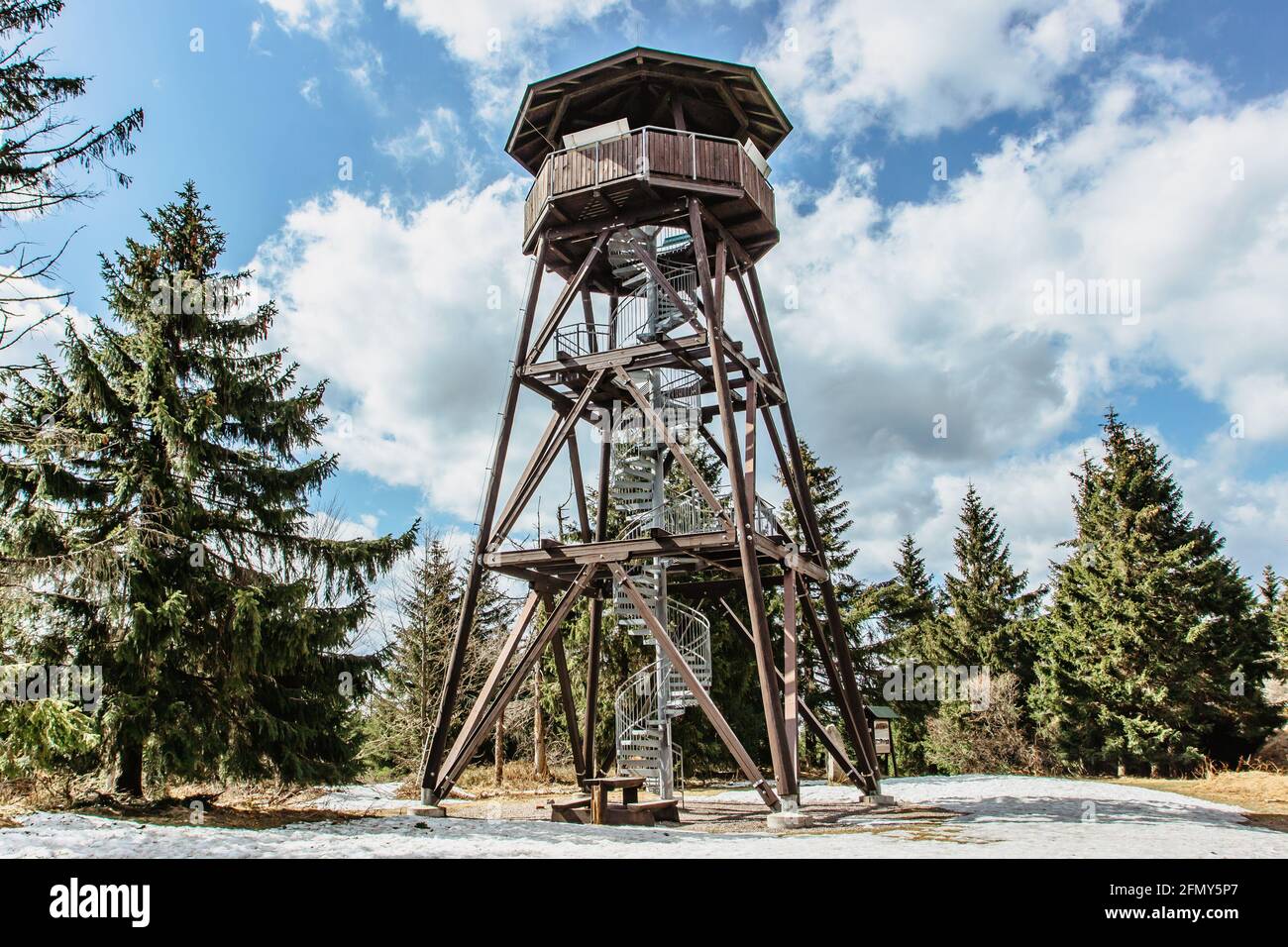 Hölzerner Aussichtsturm namens Anna auf dem Anensky-Gipfel im Orlicke-Gebirge, Tschechische Republik.Wendeltreppe des Aussichtsturms, Konstruktion Stockfoto