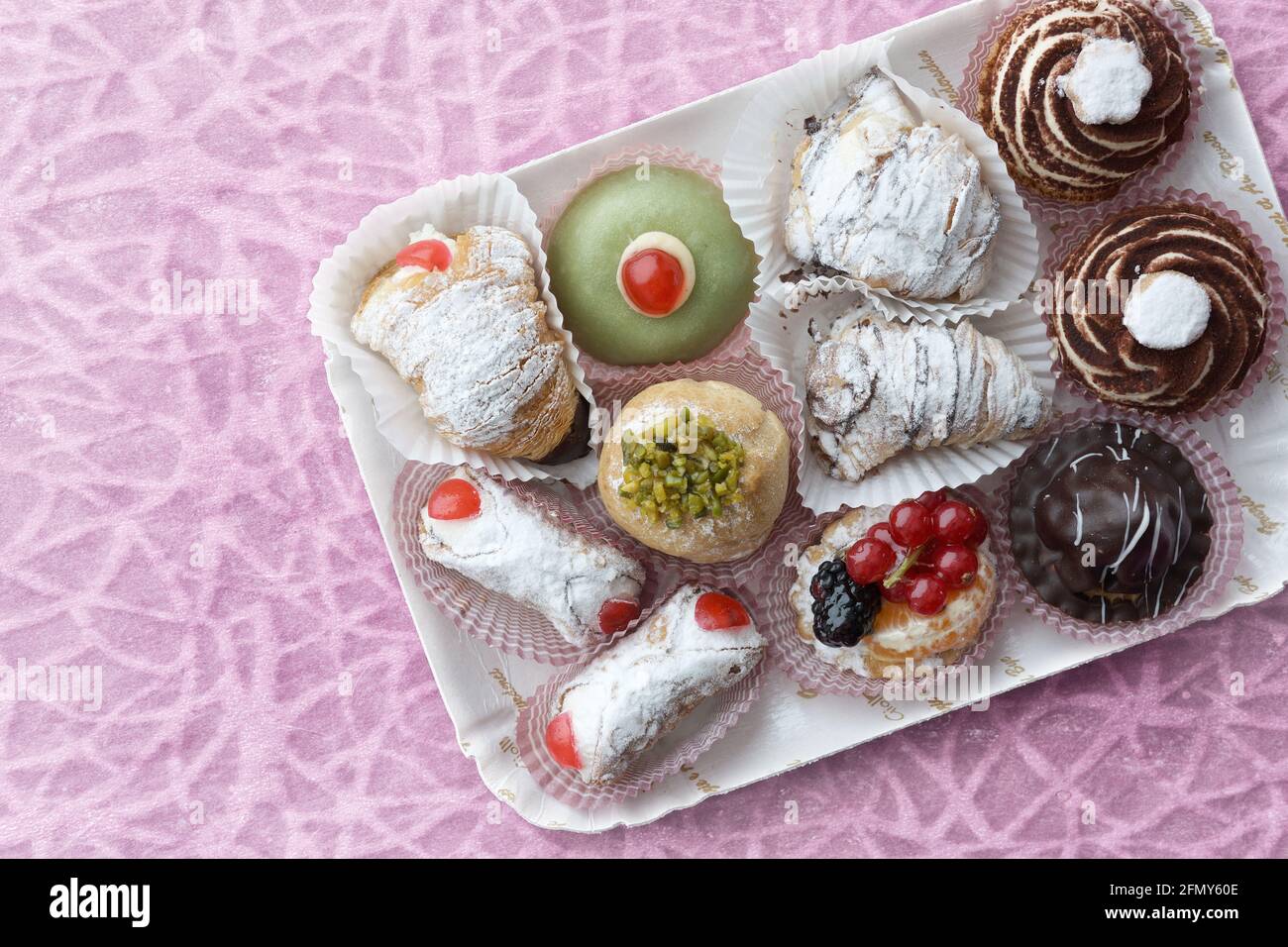 Verschiedene leckere italienische Süßigkeiten auf einem Tablett Stockfoto