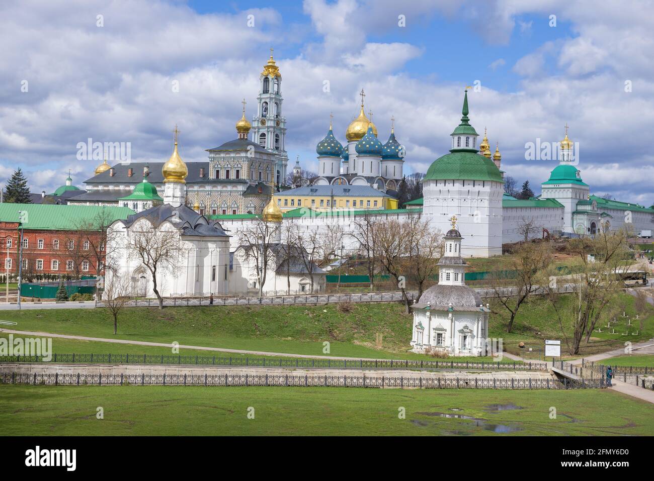 Blick auf die Heilige Dreifaltigkeit Sergius Lavra an einem sonnigen Apriltag. Sergiev Posad. Region Moskau, Russland Stockfoto