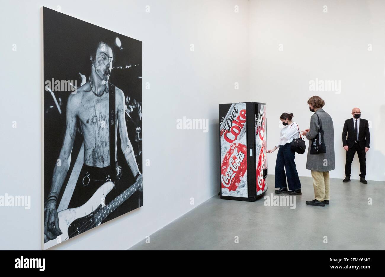 Kunstliebhaber besuchen die Damien Hurst Ausstellung Fact Paintings und Fact Sculptures' in der Gagosian Gallery Kings Cross London UK Stockfoto