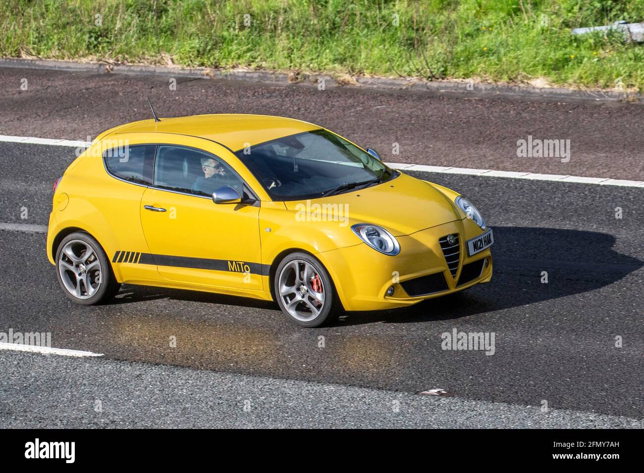 2009 Alfa Romeo Mito Veloce T 155 Fahrzeugverkehr Bewegliche Fahrzeuge Autos Fahrzeugfahrten Auf Britischen Strassen Motoren Motorfahrten Auf Der Autobahn M6 Britisches Strassennetz Stockfotografie Alamy