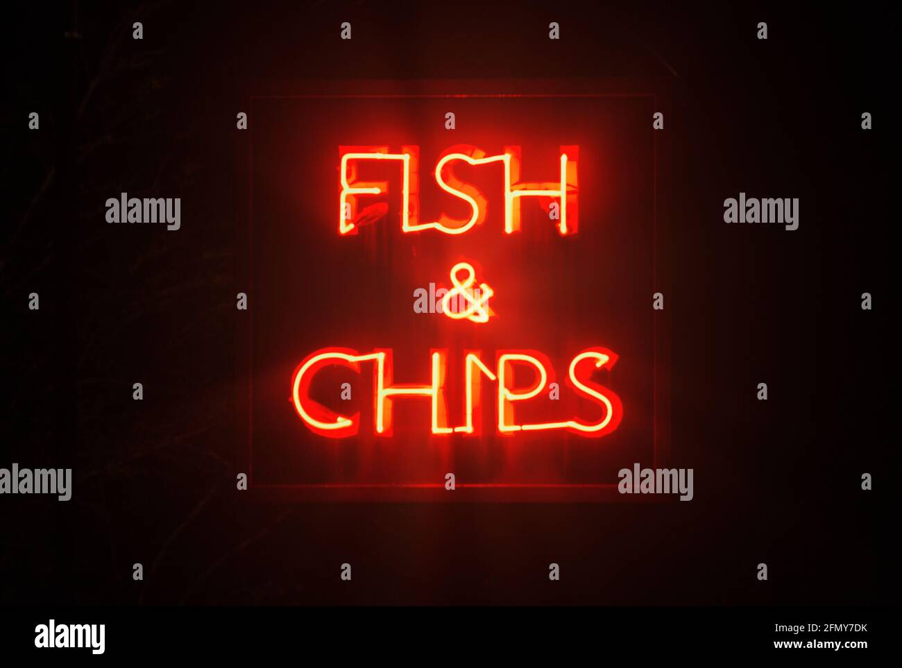 Leuchtendes Orangefarbenes Neonschild Mit Fischen Und Chips Bei Nacht Vereinigtes Königreich Stockfoto