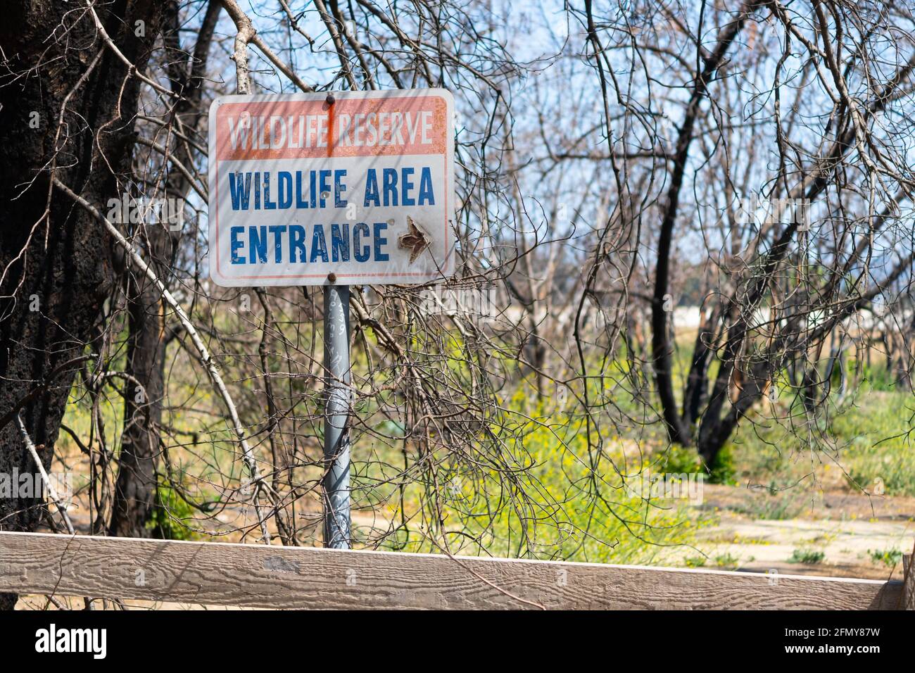 Schild mit der Aufschrift Wildlife Reserve, Wildlife Area Eingang im Sepulveda Basin Wildlife Reserve in Woodley, Kalifornien, USA Stockfoto