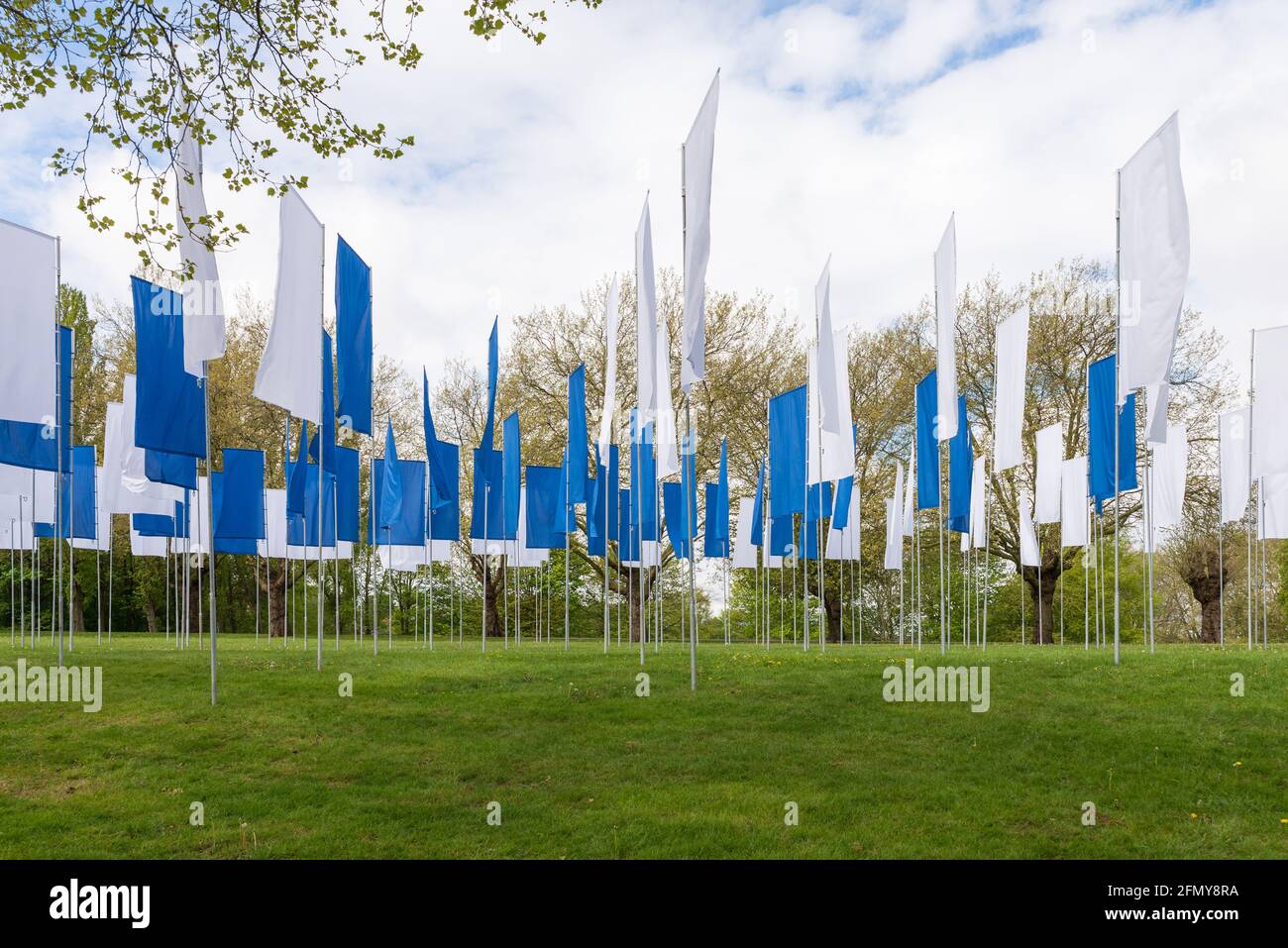 In Memorian ist ein temporäres Denkmal im Aston Park, Birmingham, das vom Künstler Luke Jerram geschaffen wurde, um an die Menschen zu erinnern, die während der Pandemie von Covid-19 starben Stockfoto