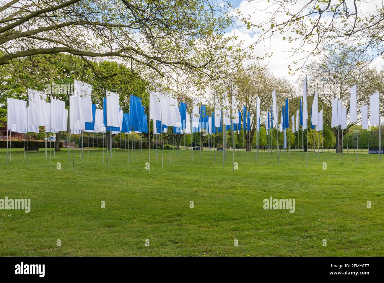 In Memorian ist ein temporäres Denkmal im Aston Park, Birmingham, das vom Künstler Luke Jerram geschaffen wurde, um an die Menschen zu erinnern, die während der Pandemie von Covid-19 starben Stockfoto In Memorian ist ein temporäres Denkmal im Aston Park, Birmingham, das vom Künstler Luke Jerram geschaffen wurde, um an die Menschen zu erinnern, die während der Pandemie von Covid-19 starben Stockfoto