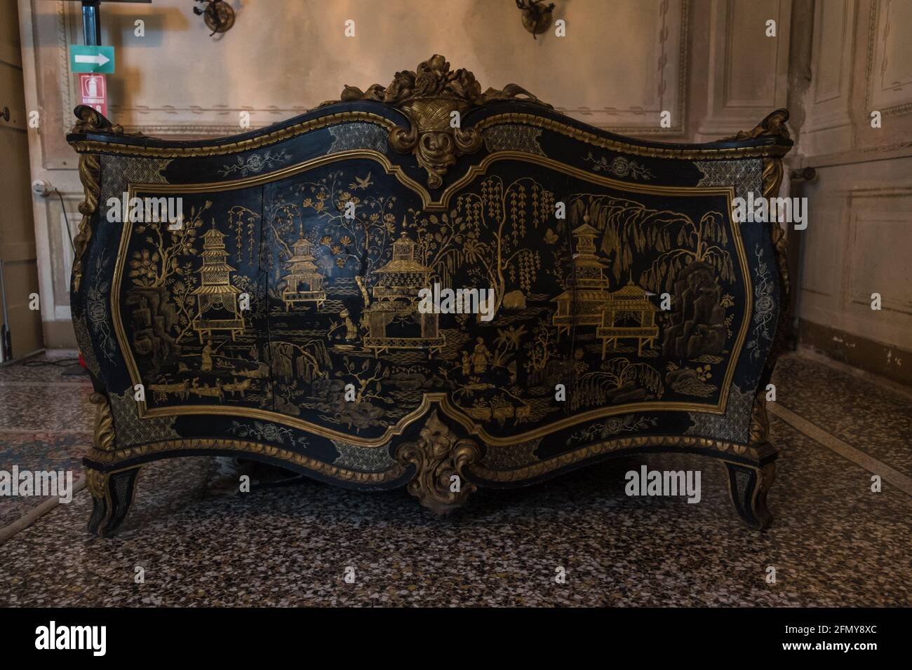 Dekoriertes Bett in einem Zimmer in der Villa Durazzo, wo einst Königin Margherita wohnte. Dieser 'palazzo' ist heute ein Museum in Santa Margherita Ligure. Stockfoto