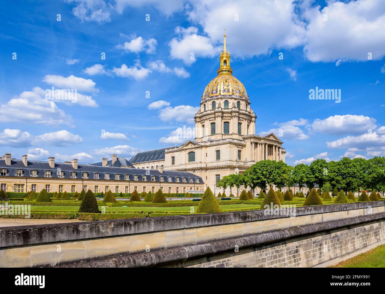 Der Invalidendom in Paris, Frankreich, eine ehemalige Kirche mit einer goldenen Kuppel, in der sich das Grab von Napoleon Bonaparte befindet, und der Südwestgarten. Stockfoto