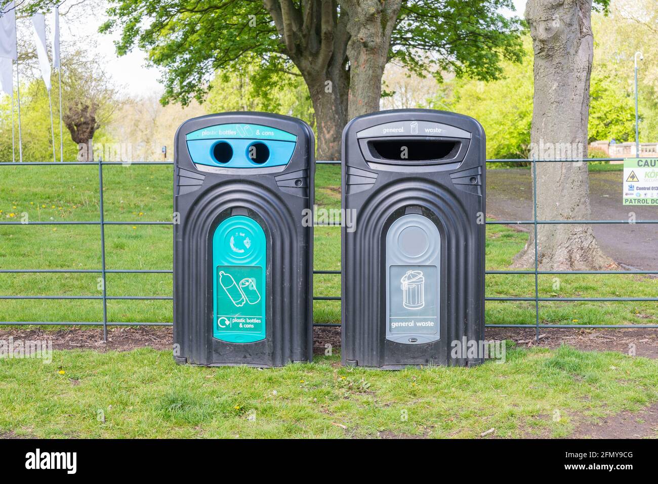 Große Abfall- und Recyclingbehälter aus Kunststoff in Aston Park, Birmingham Stockfoto