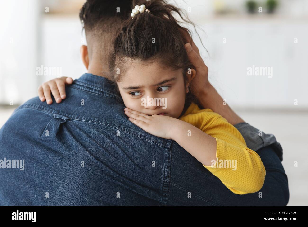 Closeup Porträt Von Verärgert Kleines Mädchen Umarmt Dad Zu Hause Stockfoto