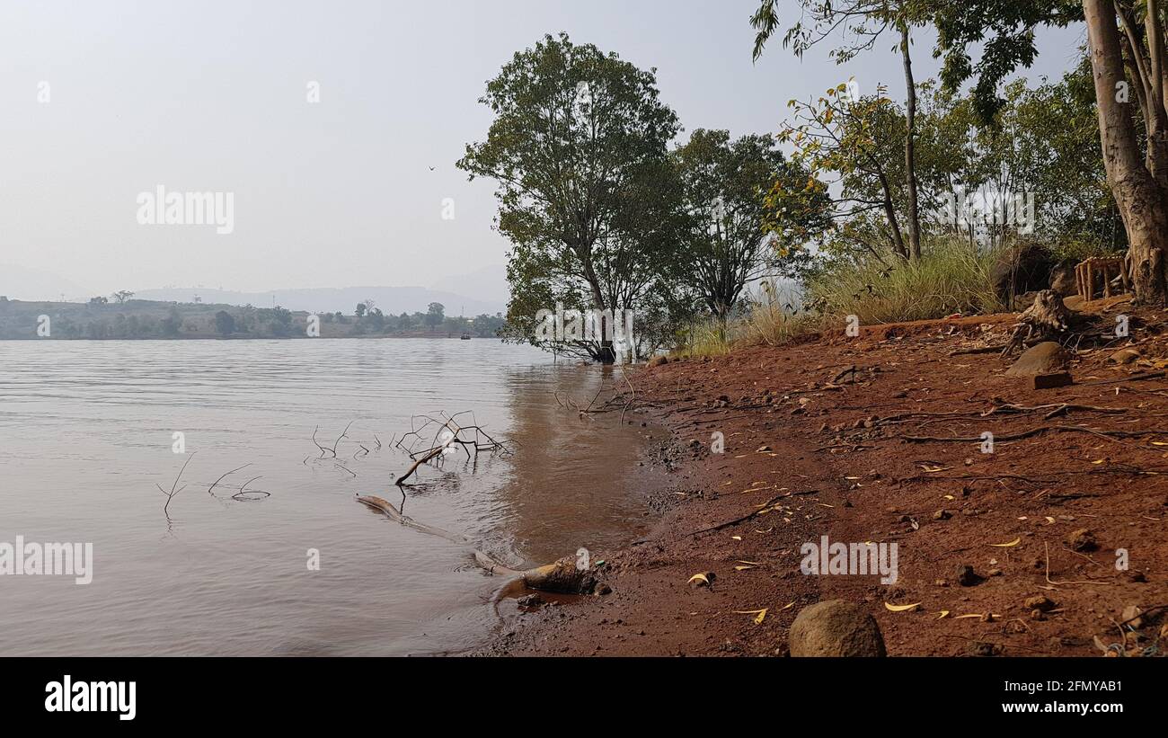 Pavana Blick auf den See an einem Wintermittag. Der See Pavana liegt in Lonavala, einer Bergstation in der Nähe von Maharashtra, Indien Stockfoto