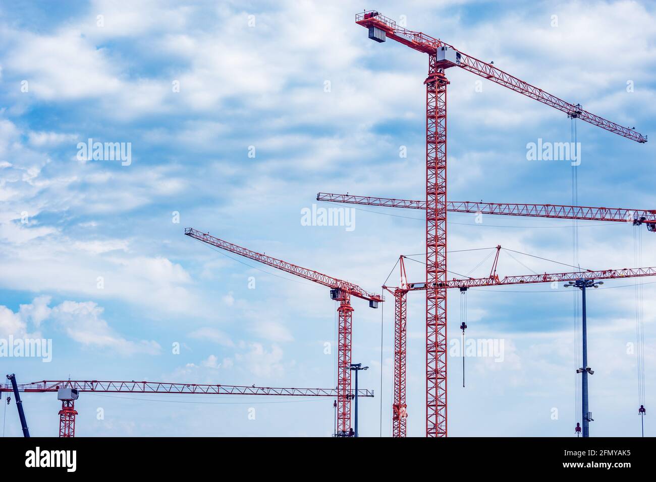 Krane über der Baustelle zur Arbeitszeit. Stockfoto