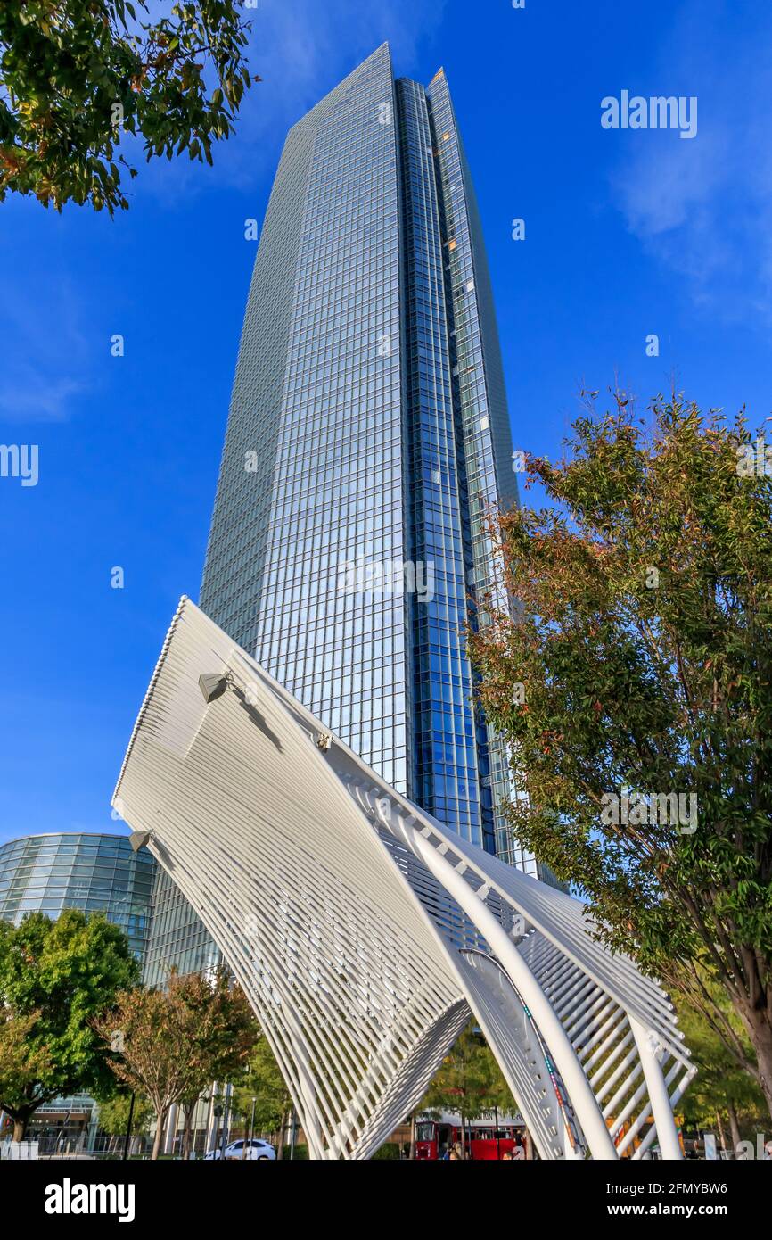 Devon Energy Tower aus der Sicht der Myradi Gardens in der Innenstadt von Oklahoma City, Oklahoma, USA Stockfoto