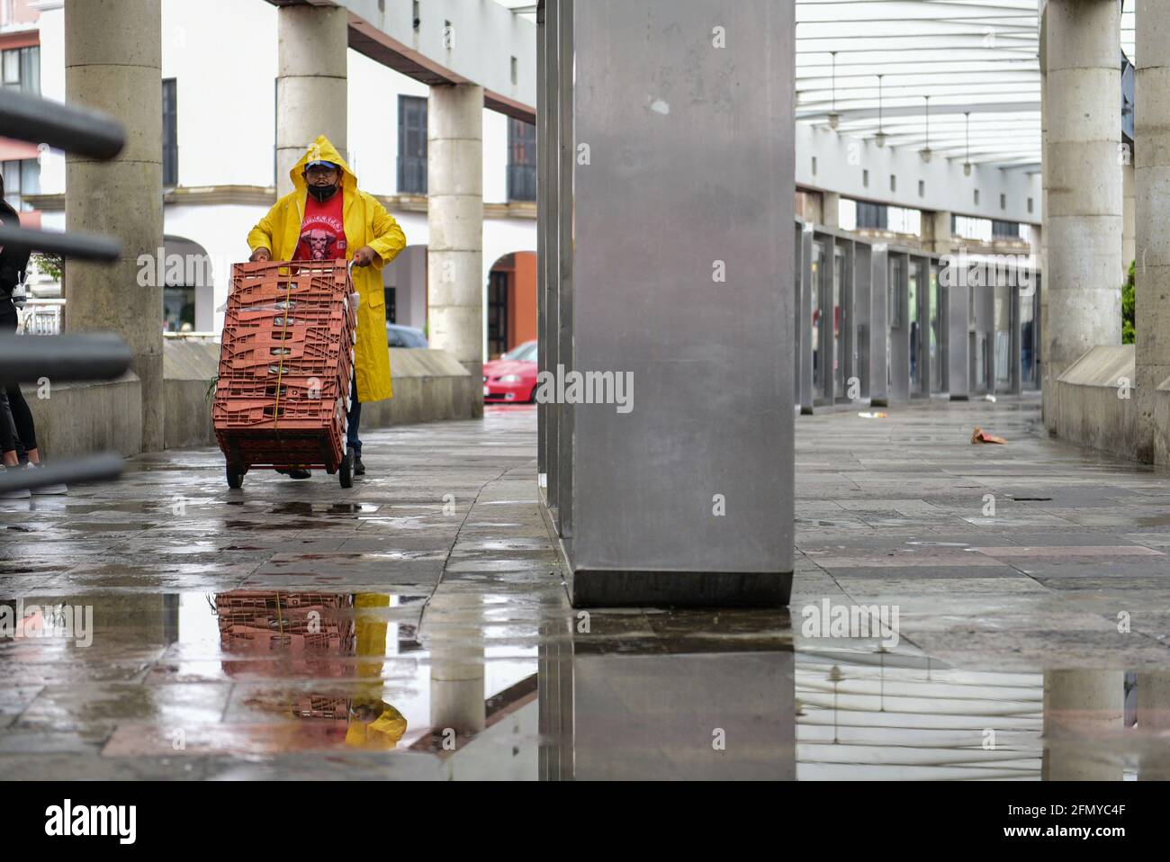 Non Exclusive: TOLUCA, MEXIKO - MAI 12: Eine Person drückt eine Schubkarre, die mit einem Regenmantel bedeckt ist, weil die Stadt mit heftigen Regenfällen und mehr Regenfällen überflutet ist Stockfoto