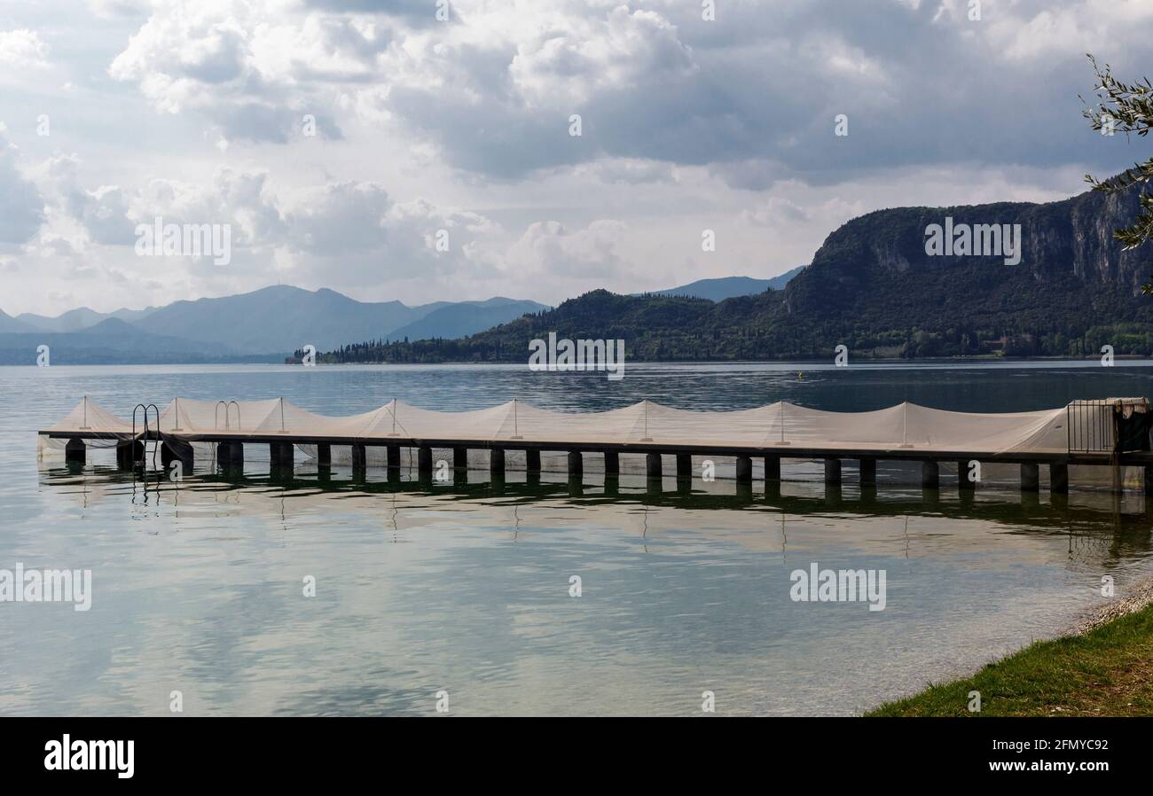 Fischernetze, die auf einem Pier angelegt sind. Stockfoto