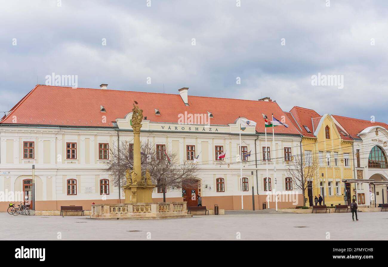 Säule der Heiligen Dreifaltigkeit und spätbarockes Rathaus (Varoshaza) am Fo ter Platz in Keszthely, Ungarn Stockfoto