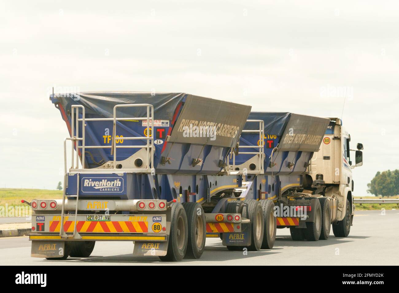 Side Kipper Schüttgutfrachter für die Landwirtschaft und den Bergbau Industrie auf der Autobahn in Südafrika Stockfoto