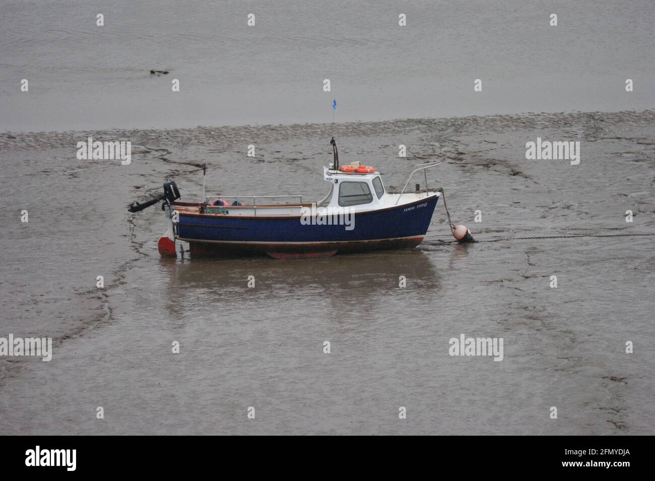 Bei Ebbe festfahrtes Boot Stockfoto