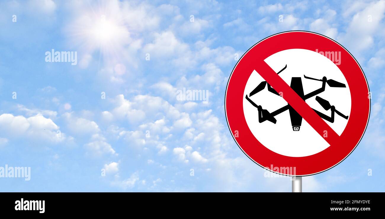 Illustration einer Kamera Drohne Silhouette. Ein Verkehrsschild bedeutet, dass das Fliegen mit Drohnen hier verboten ist. Blauer Himmel und Sonnenschein. Stockfoto