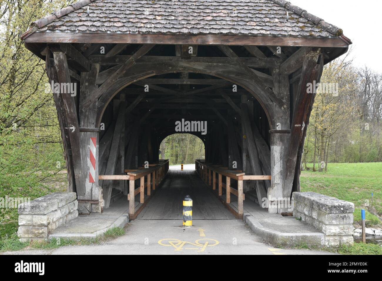 Vorderansicht der alten Grubenmann-Holzbrücke über die Glatt, Kanton Zürich, Schweiz. Stockfoto
