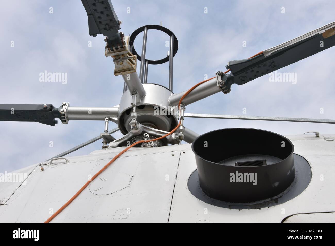 Detailansicht der Hauptrotorblätter und des Rotormastes des weißen zweimotorigen Mehrzweck-Hubschraubers. Stockfoto