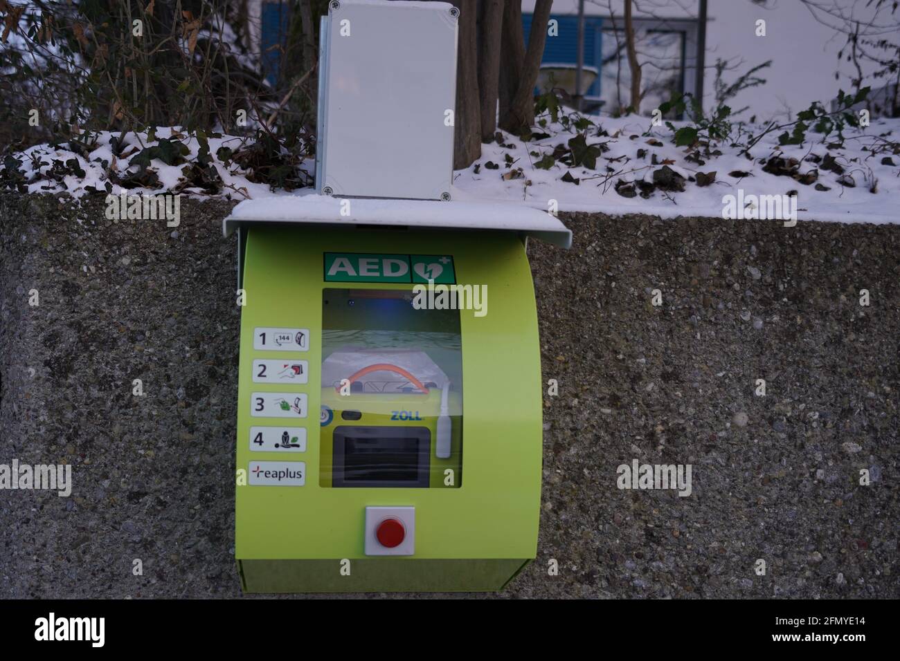 Automatisierter externer Defibrillator, der an einem öffentlichen Ort auf der Straße installiert ist. Stockfoto