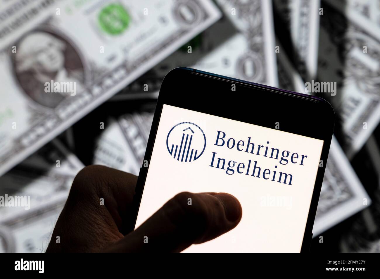 China. April 2021. In dieser Abbildung ist das Logo des forschenden Pharmaunternehmens Boehringer Ingelheim auf einem Smartphone mit US-Dollar-Währung im Hintergrund zu sehen. Kredit: Budrul Chukrut/SOPA Images/ZUMA Wire/Alamy Live Nachrichten Stockfoto