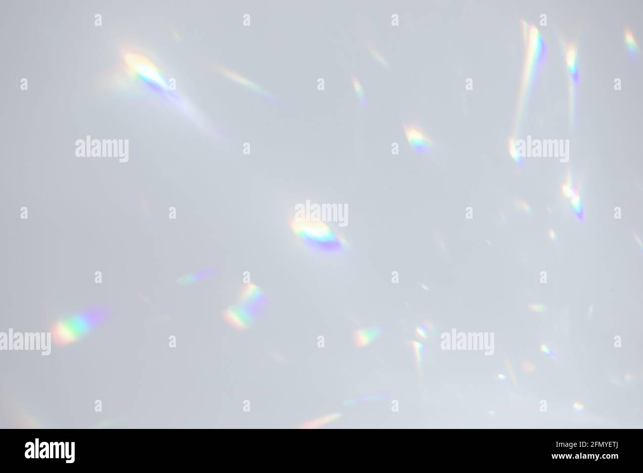 Verwackelte Regenbogen Licht Brechung Textur auf weißen Wand Stockfoto