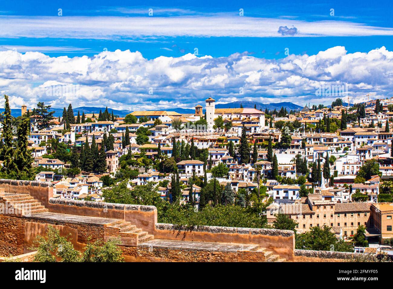 Ein Blick auf die Bezirke Albaicin und Sacromonte mit den Bergen der Sierra Nevada im Hintergrund. Granada, Andalusien, Spanien. Stockfoto