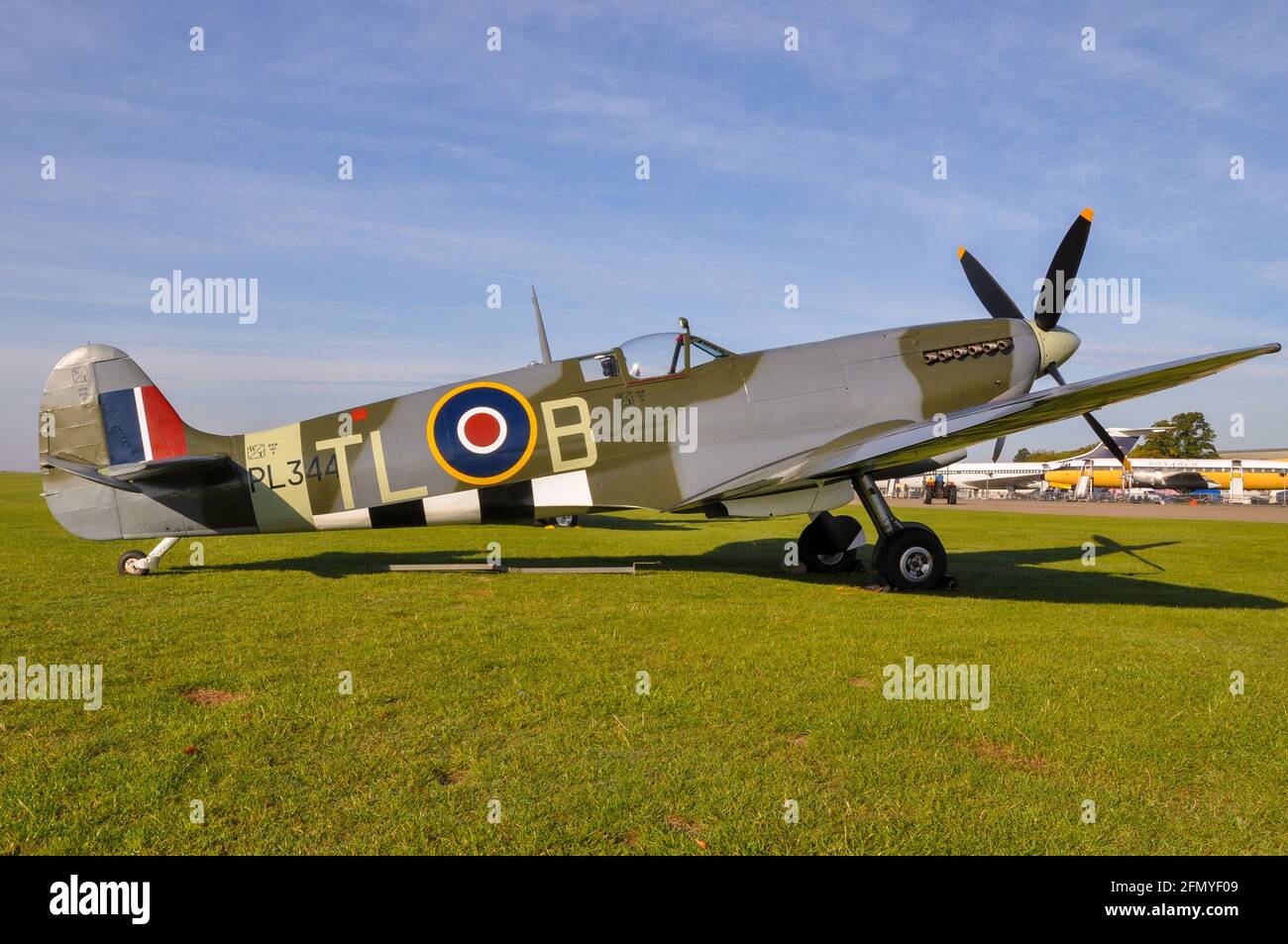 Zweiter Weltkrieg Vickers Supermarine Spitfire IX Kampfflugzeug PL344. (G-IXCC). Spitfire LF Mk.IX von Tom Blair. In Duxford Stockfoto